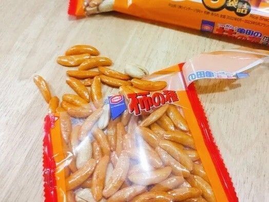 おお～便利！【柿の種】の目ウロコな開け方。食べやすい＆プチストレスも軽減