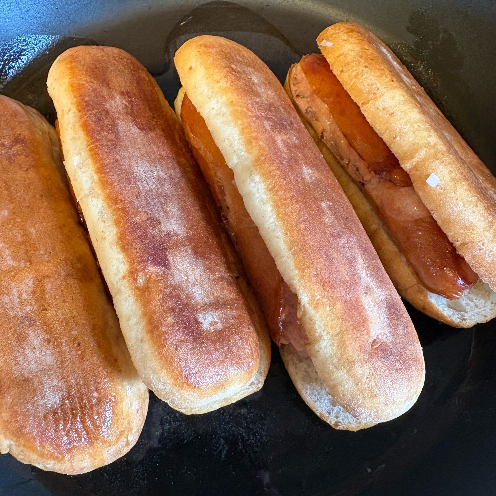 挟んでからフライパンでカリカリに焼くホットドック！
