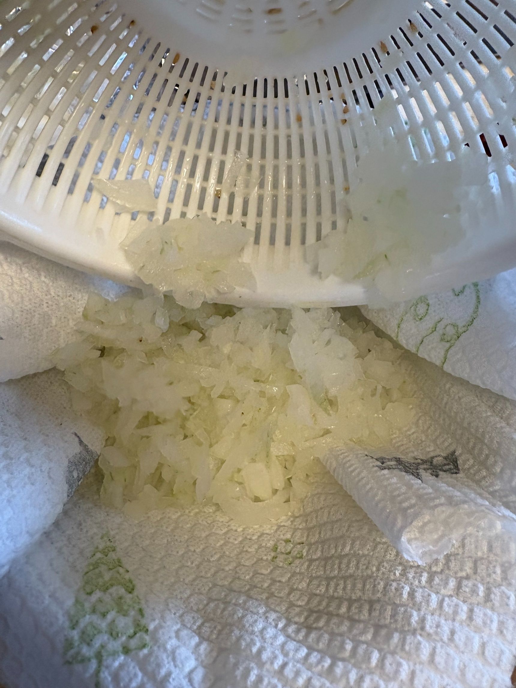 玉ねぎのみじん切りは水にさらして水分を絞っておきます。