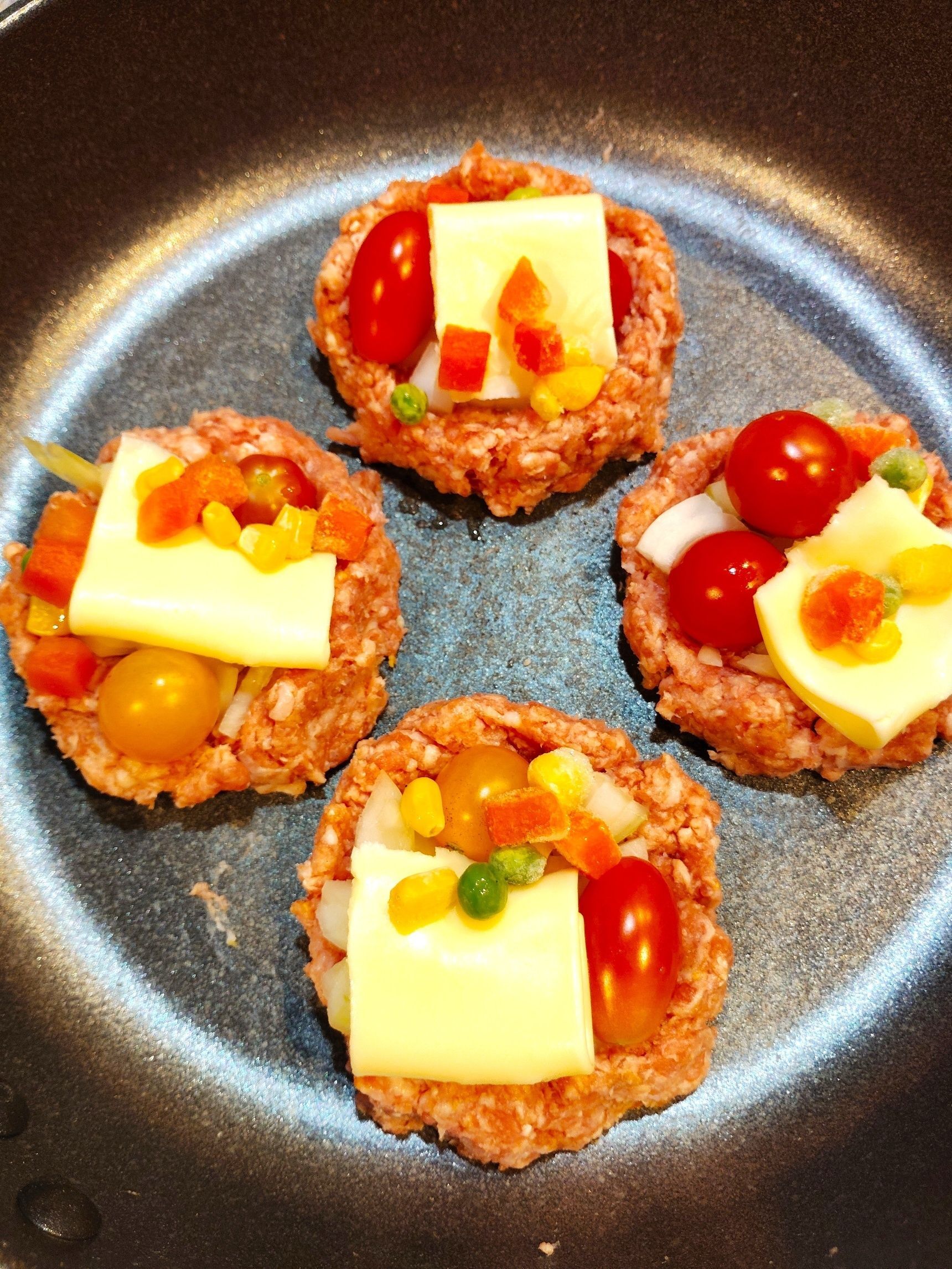 凹ませハンバーグ「こねなくてイイんです！」