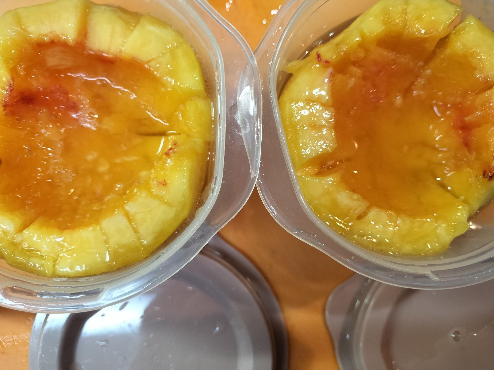 4. 手順1の黄桃に（食べやすいように）切り込みを入れる→ゼラチン液を注ぎ入れる