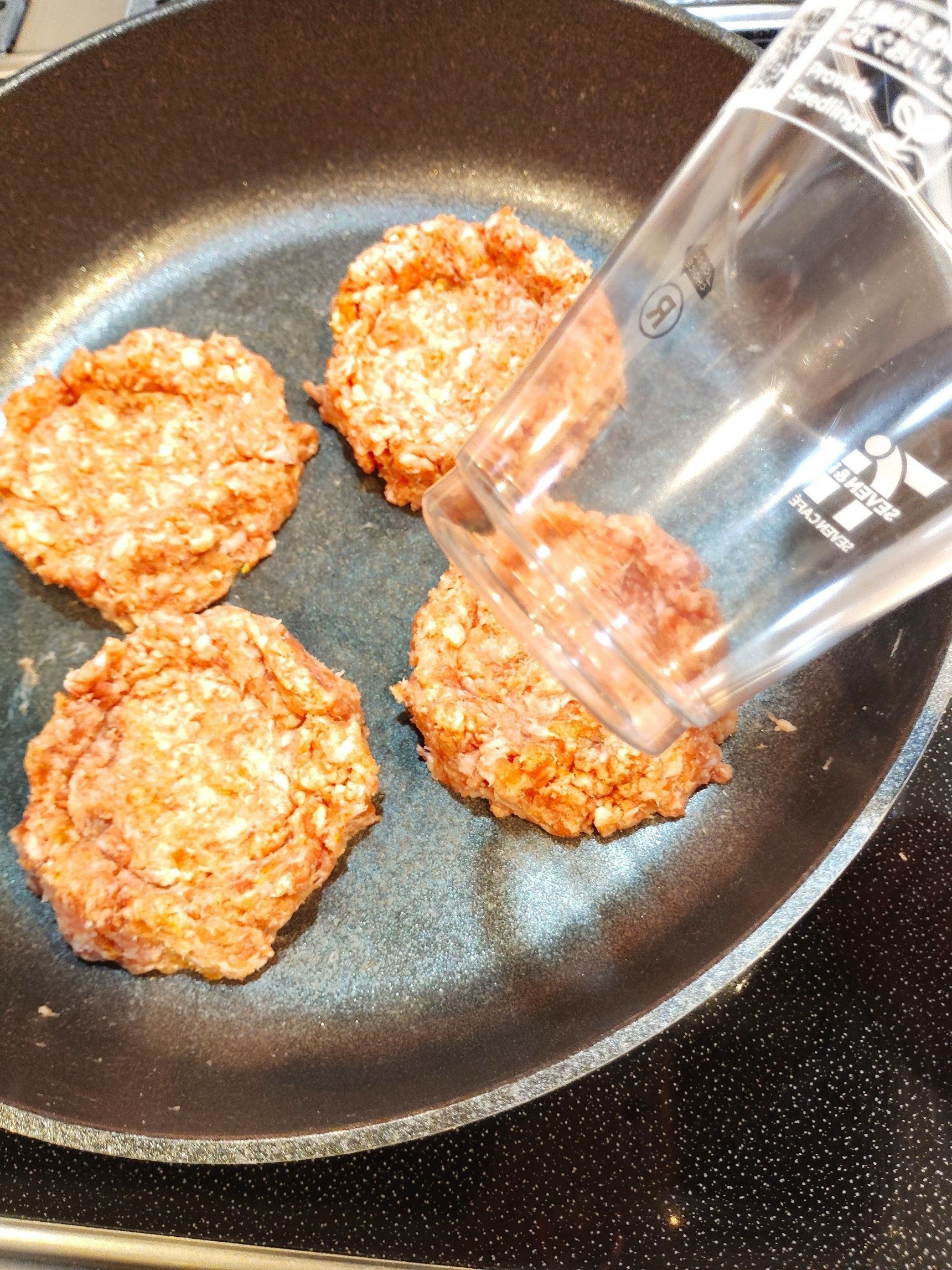肉を凹ませる