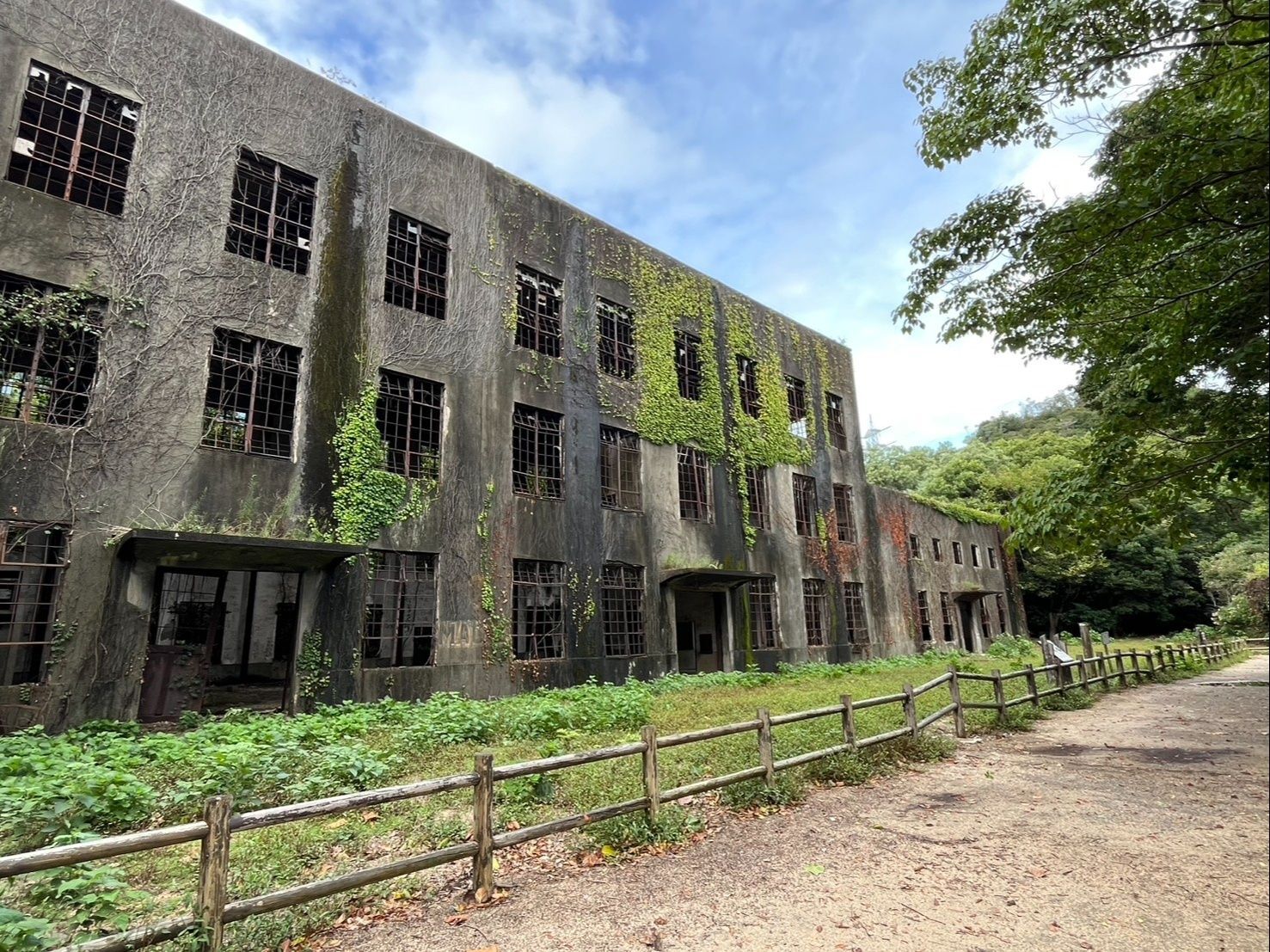 「地図から消された島」としての顔