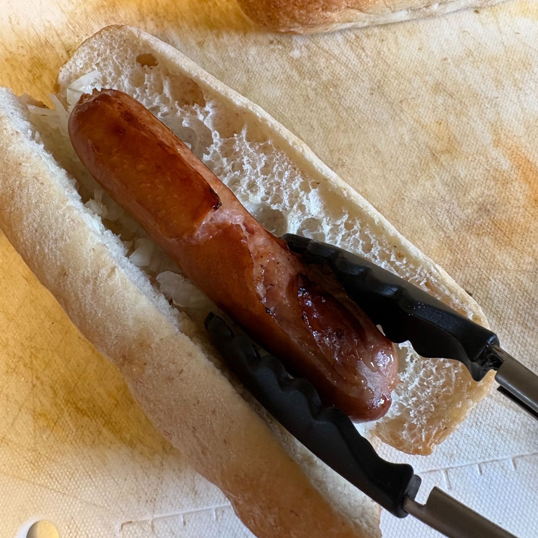 バターを塗ってから玉ねぎを敷いて上にソーセージを挟みます。