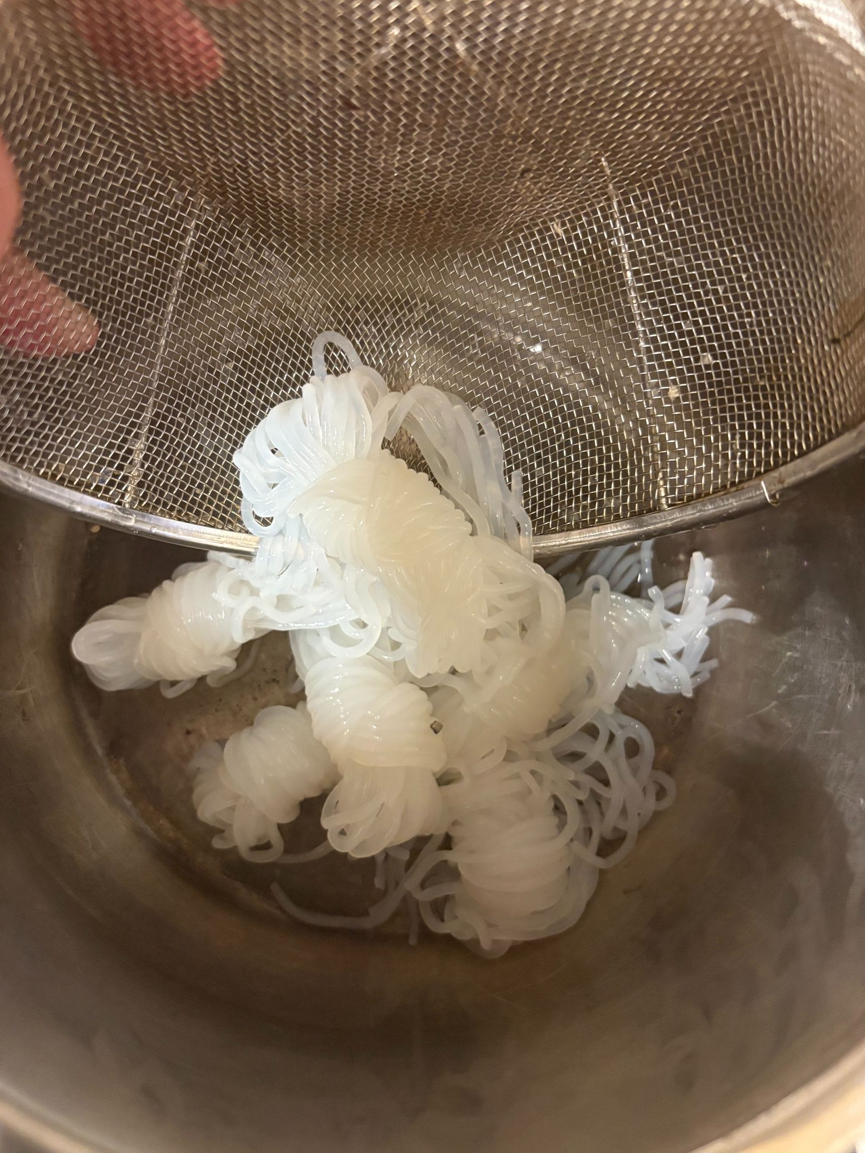 熱した鍋に結びこんにゃくを入れ、乾煎りします。