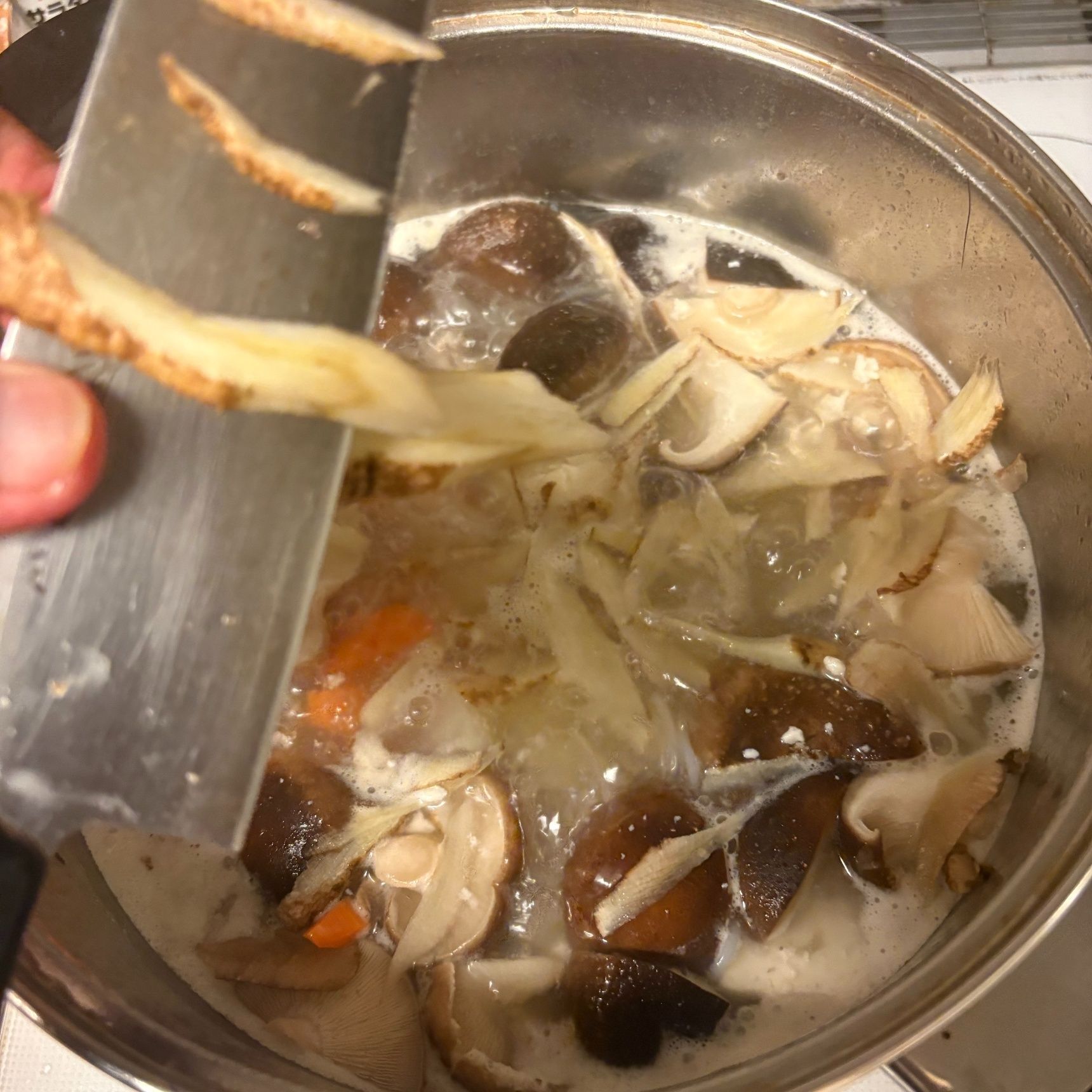 牛蒡は鍋の上でささがきにしながら加えました。