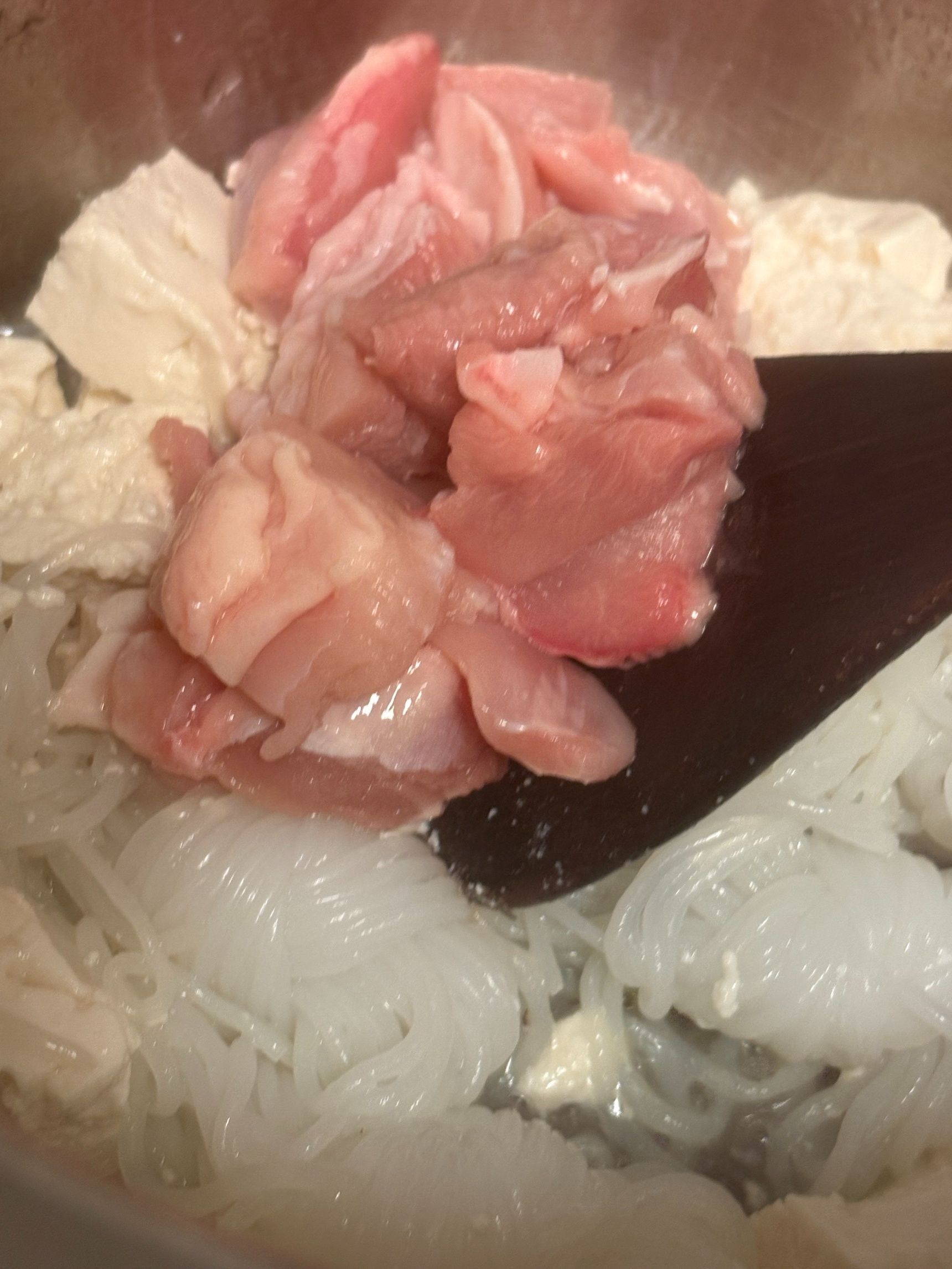 鶏肉を加え、炒め合わせます。