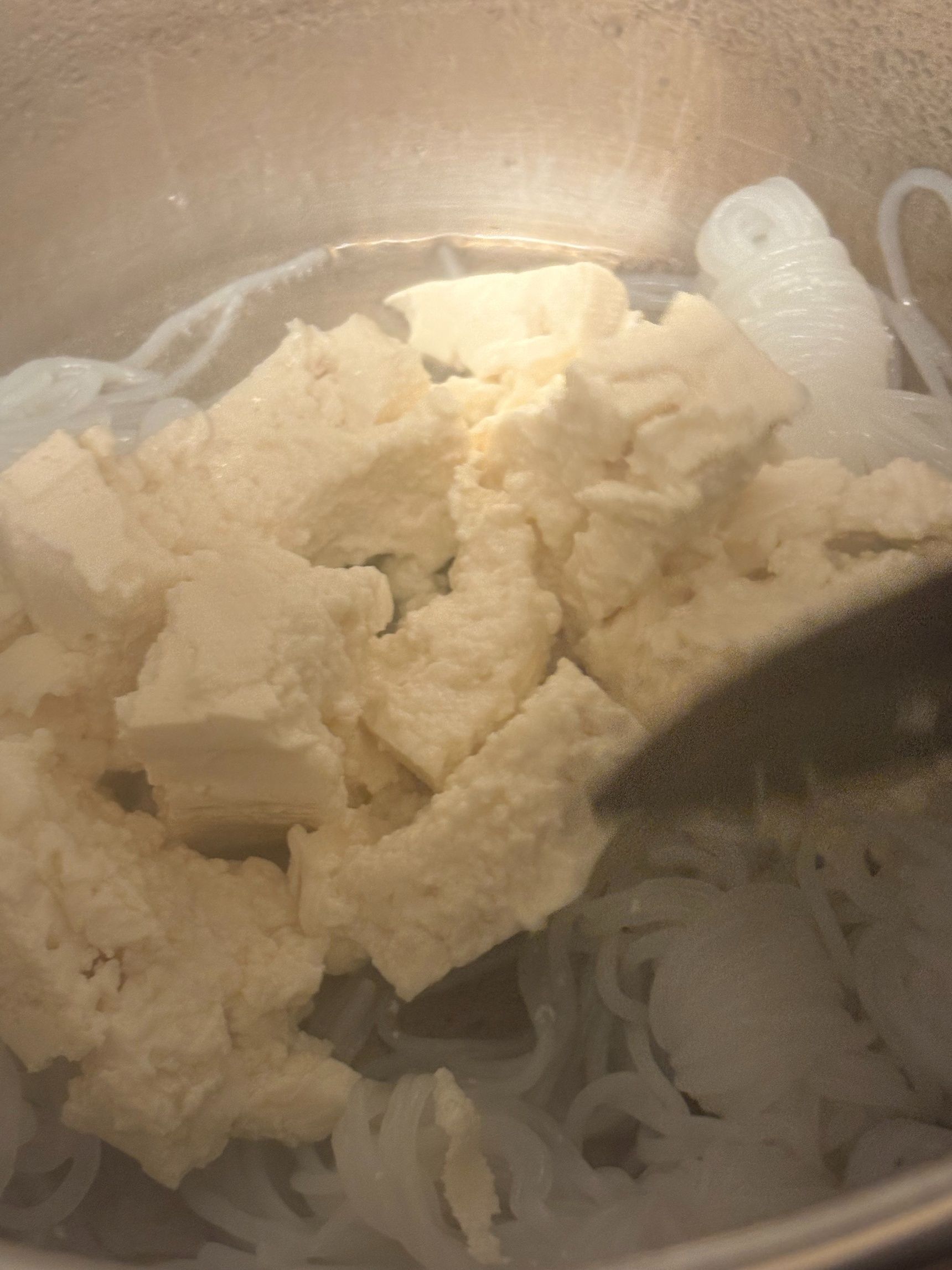 油を入れて炒めてから豆腐も加え、小さく崩します。