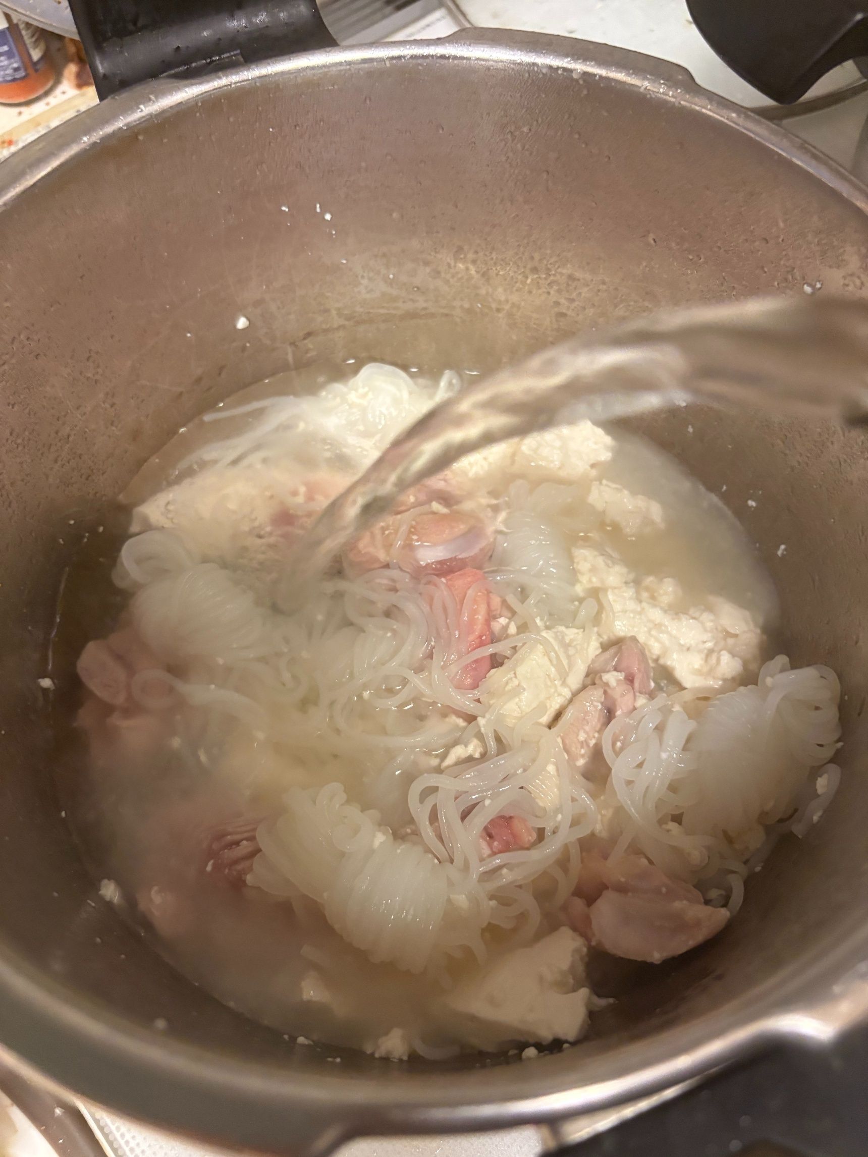 お湯か水を加えて、煮始めます。