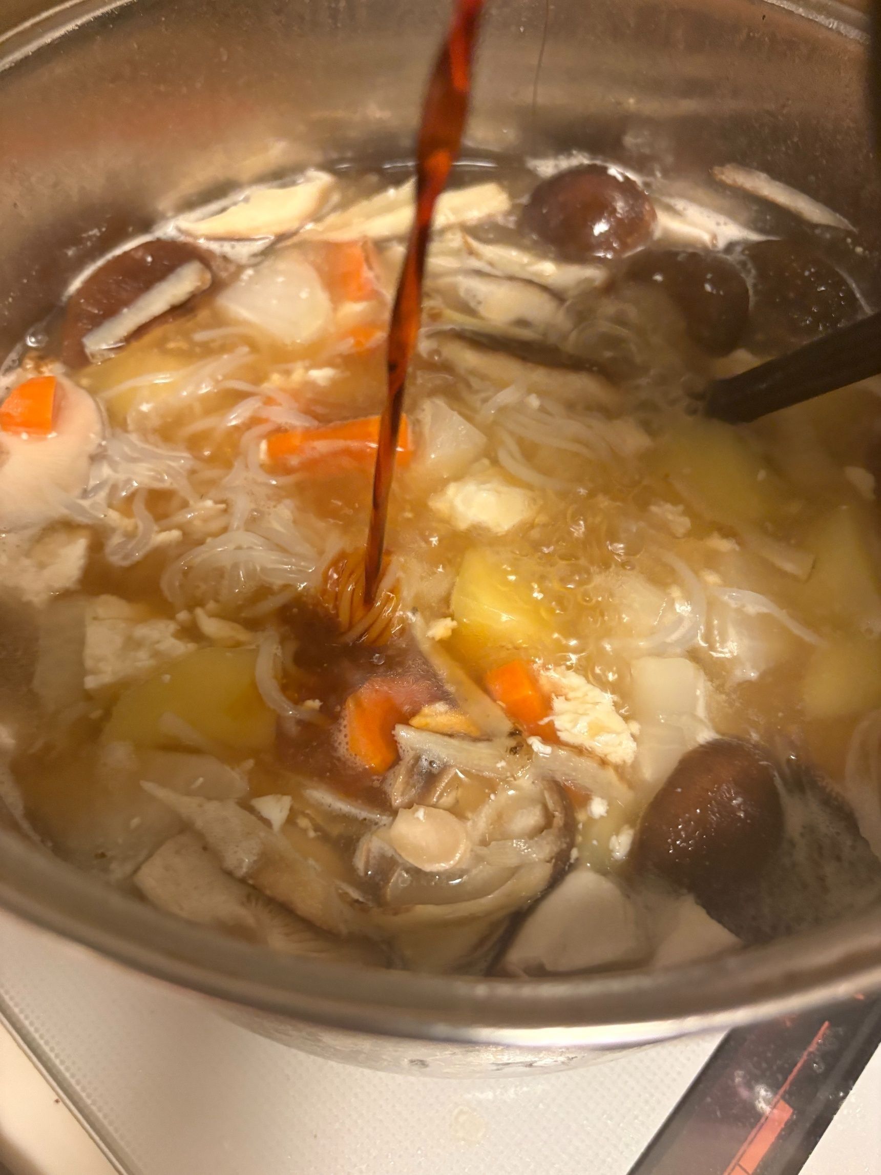 野菜と鶏肉だけで充分なお出汁が出ているので先に味見してください。