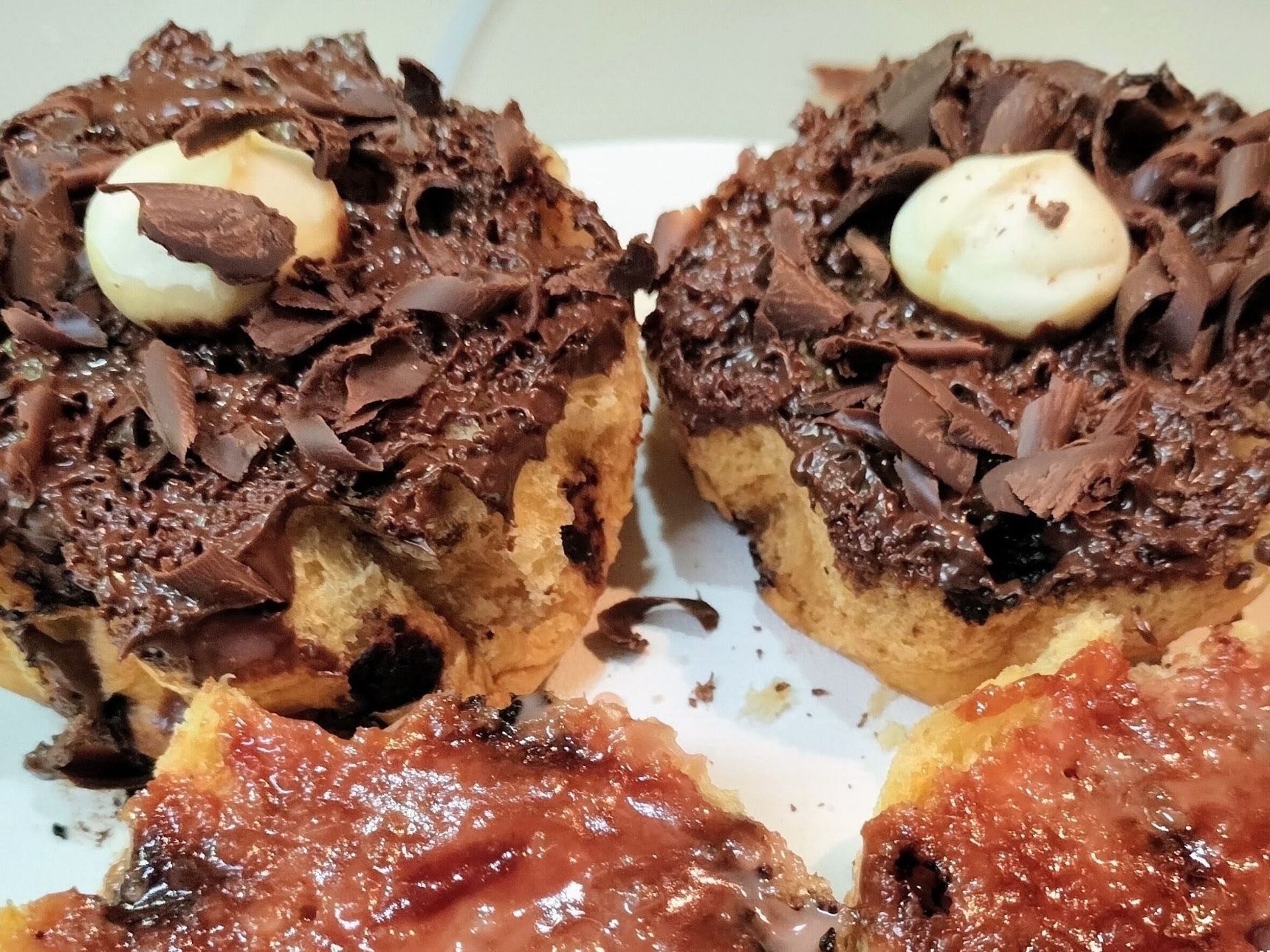 6. 手順1のチョコチップパン2個に、手順4のチョコレートを染み込ませる→冷めたら、マカダミアナッツを添え、チョコレートを削りかける