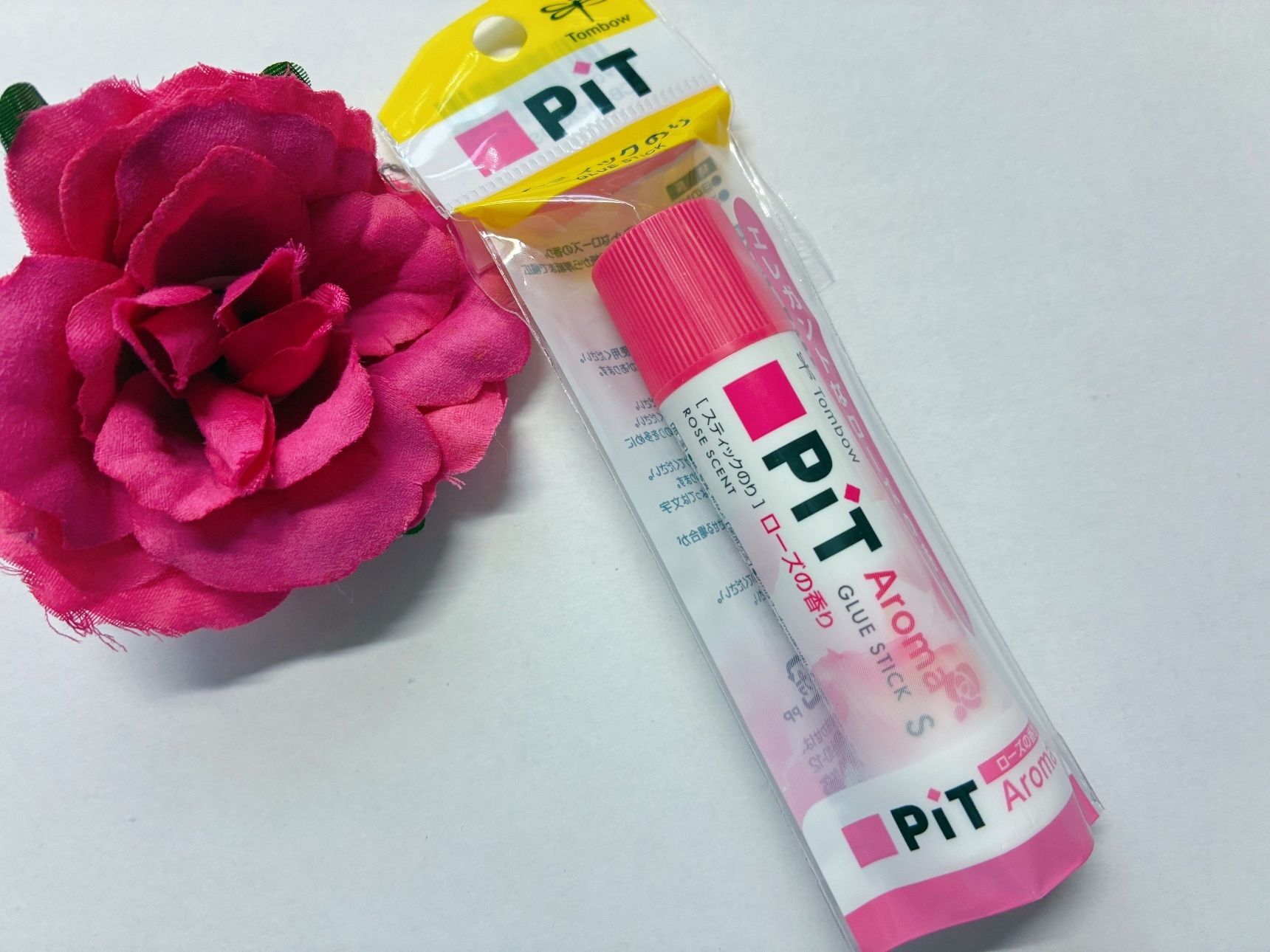 【ダイソー】で「ステックのりPIT」ローズの香りを見つけました