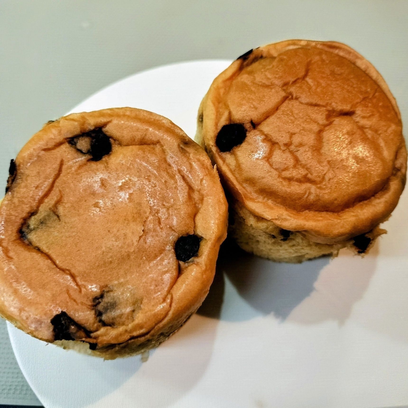 1. チョコチップパン2個を横半分に切り4個に分ける→トースターで2分程焼く（炙る程度）→粗熱を取る（完全に冷まさない）