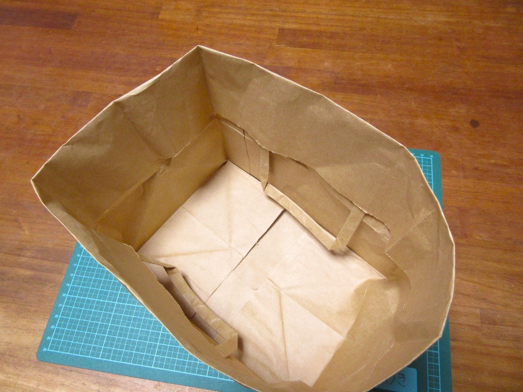 STEP2：上側持ち手部分を中に折り込む