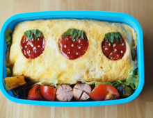 お弁当箱を開けて思わず二度見！？本物そっくりに変身する〈いちごオムライス〉の作り方♡