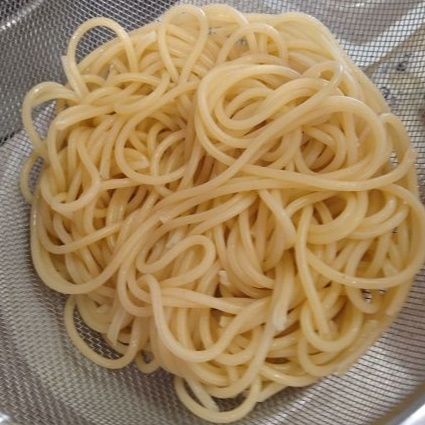パスタをゆでる