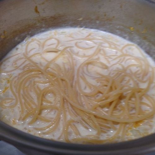パスタとクリームソースを合わせる