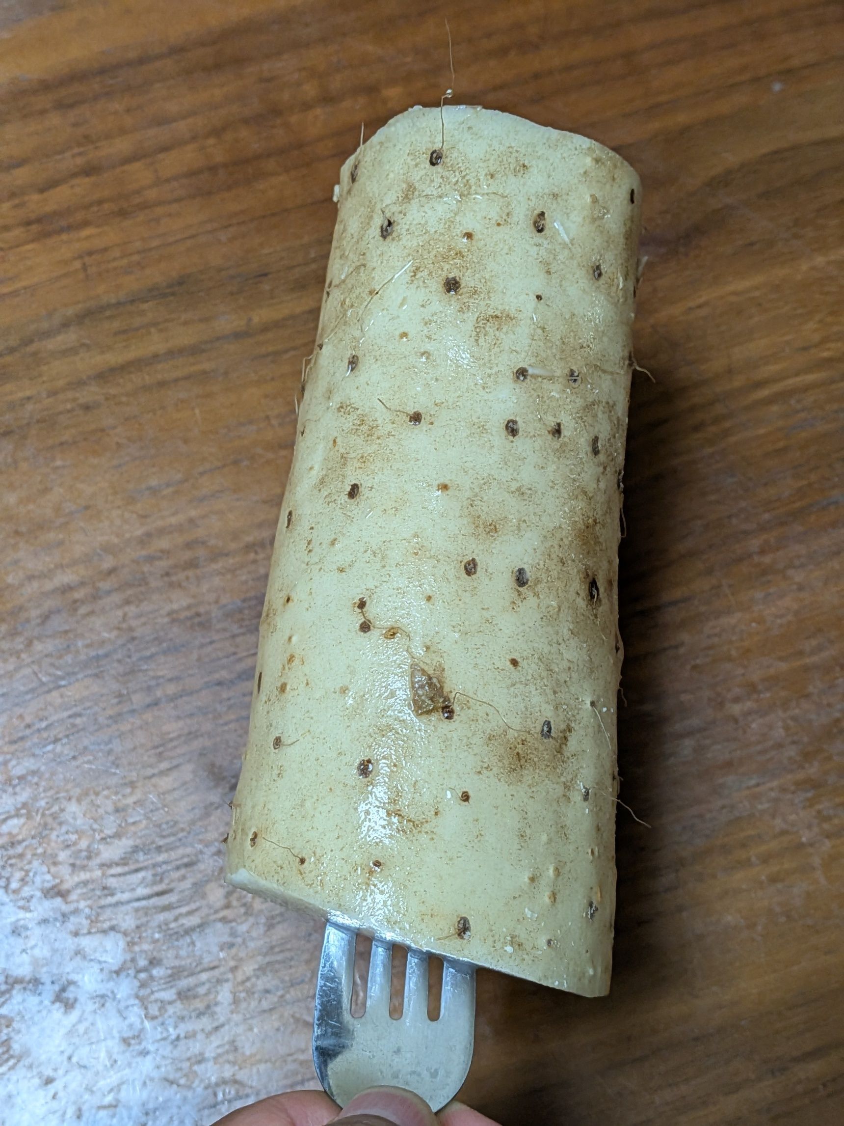 2. 長芋の皮をむき、すりおろす。