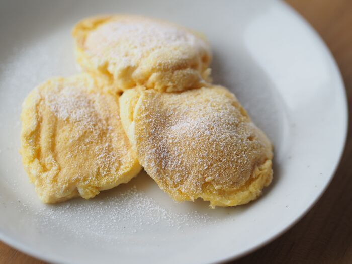 行列の味を再現！フライパンひとつで驚くほど極厚に焼き上がる〈スフレパンケーキ〉の作り方