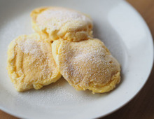 行列の味を再現！フライパンひとつで驚くほど極厚に焼き上がる〈スフレパンケーキ〉の作り方