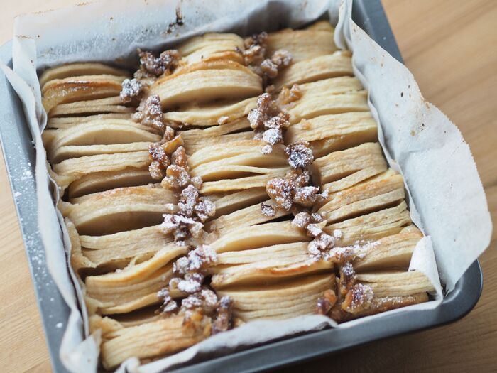 菜箸を添えて切る裏ワザ♡細かな切り込みで華やかに焼き上がる「ハッセルバックりんごケーキ」が絶品すぎた