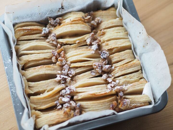 菜箸を添えて切る裏ワザ♡細かな切り込みで華やかに焼き上がる「ハッセルバックりんごケーキ」が絶品すぎた