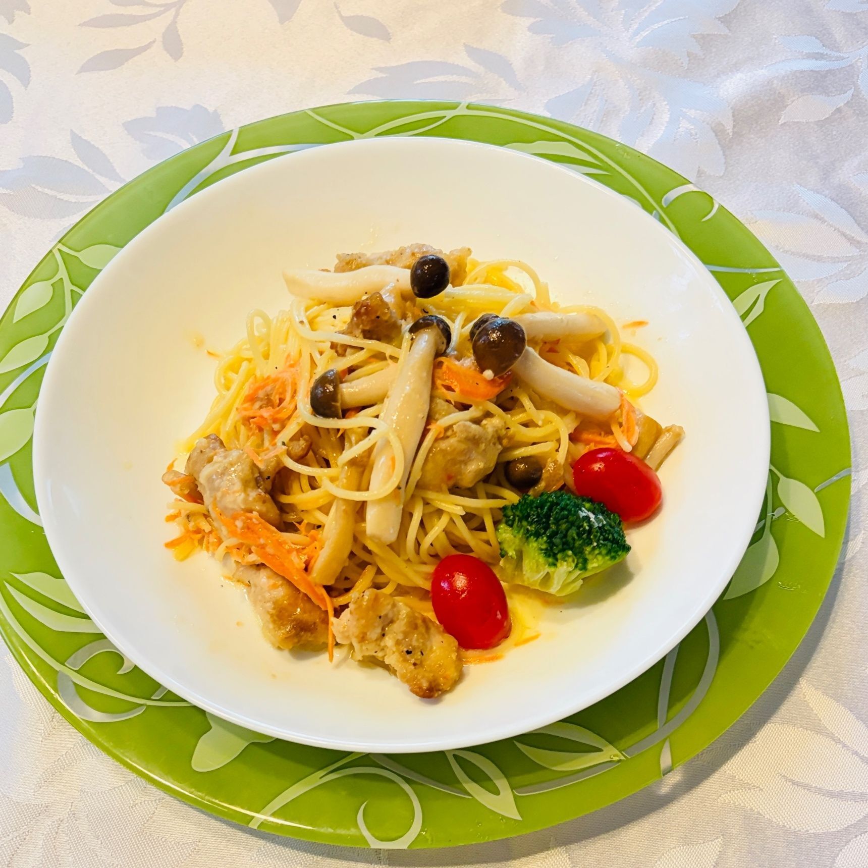 鶏もも肉ときのこのクリームパスタ