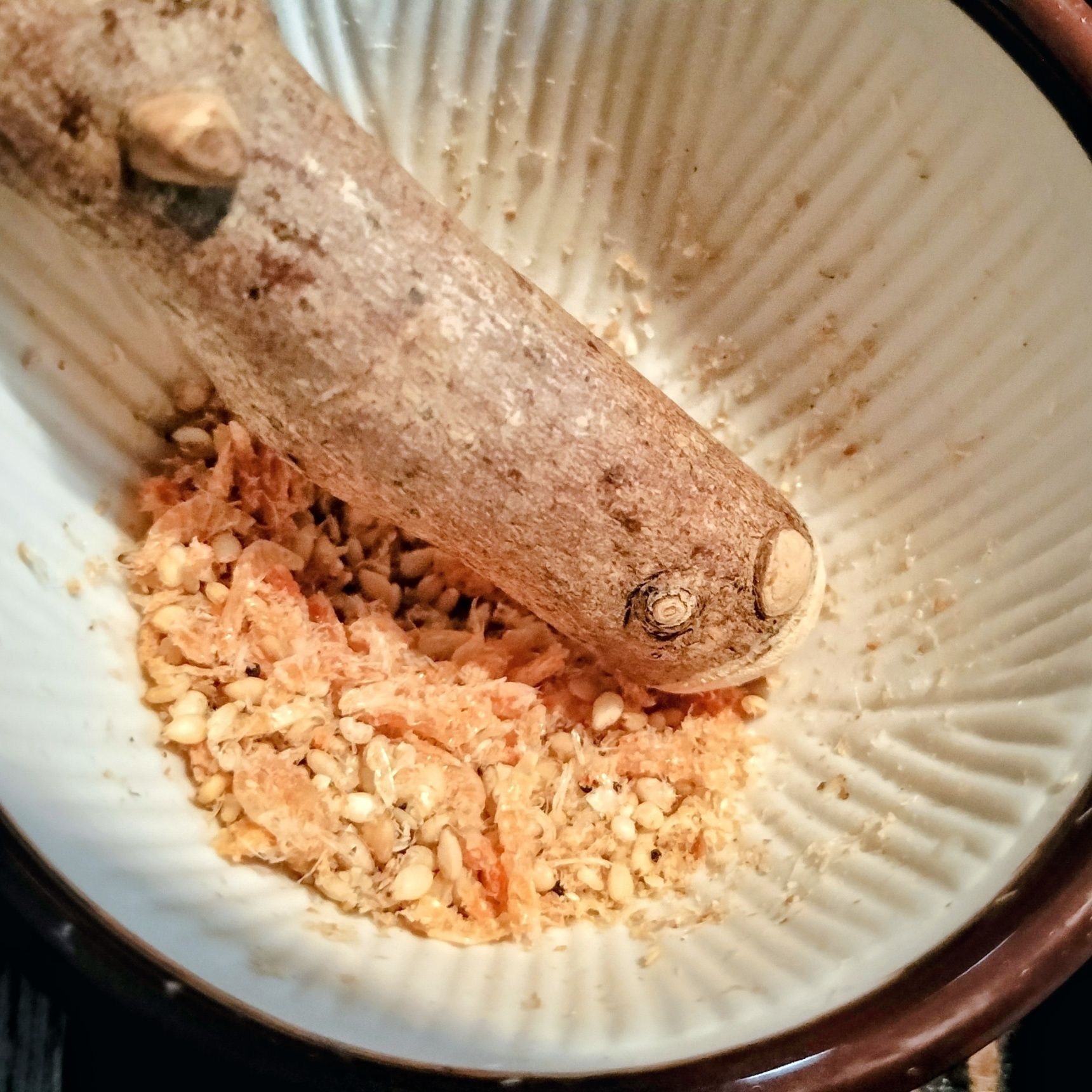 5、（焼いている間に）すり鉢に材料■を入れて擂る
