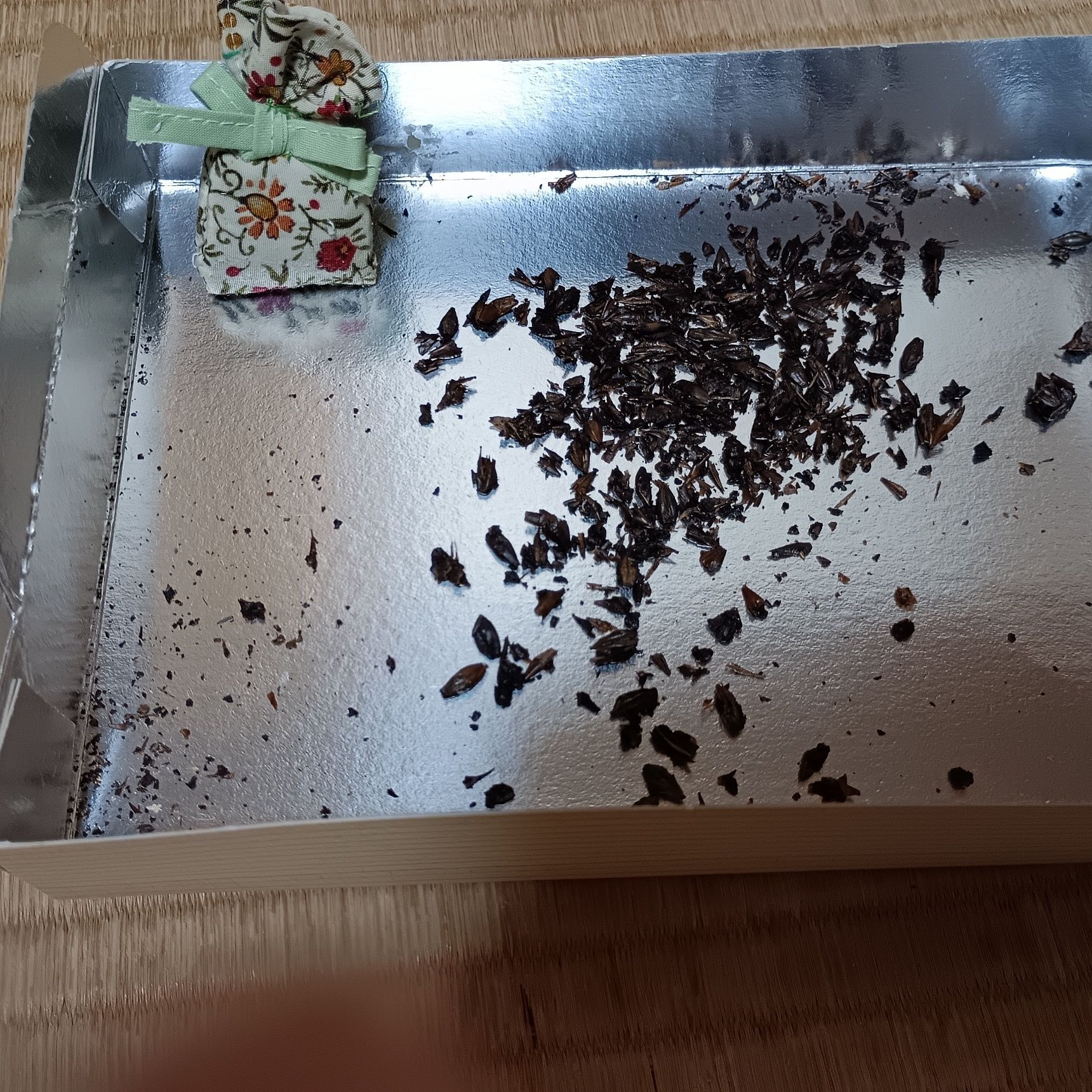 ティーバッグ式の茶殻は靴箱の消臭剤に