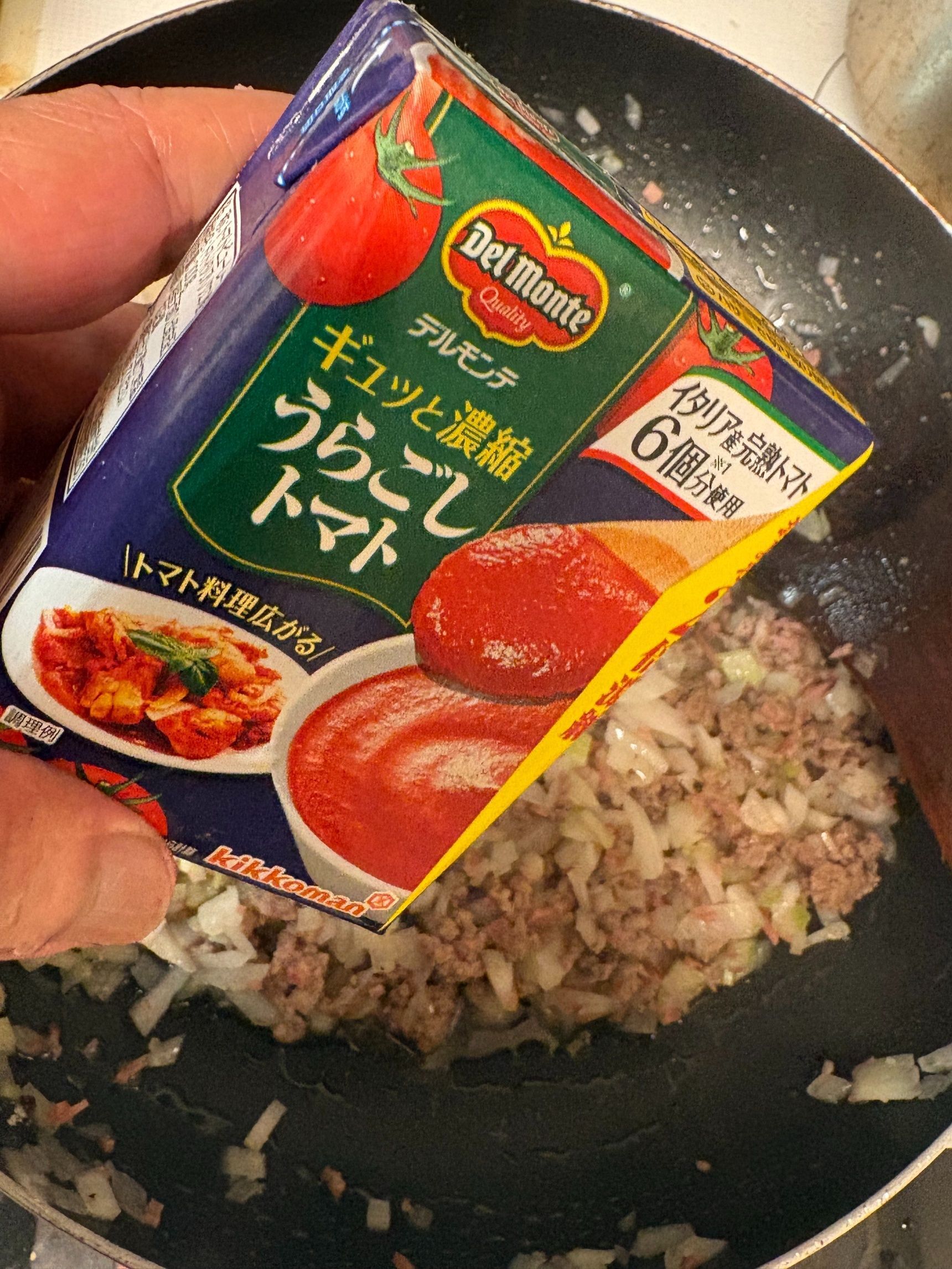 うらごしトマト加えます。