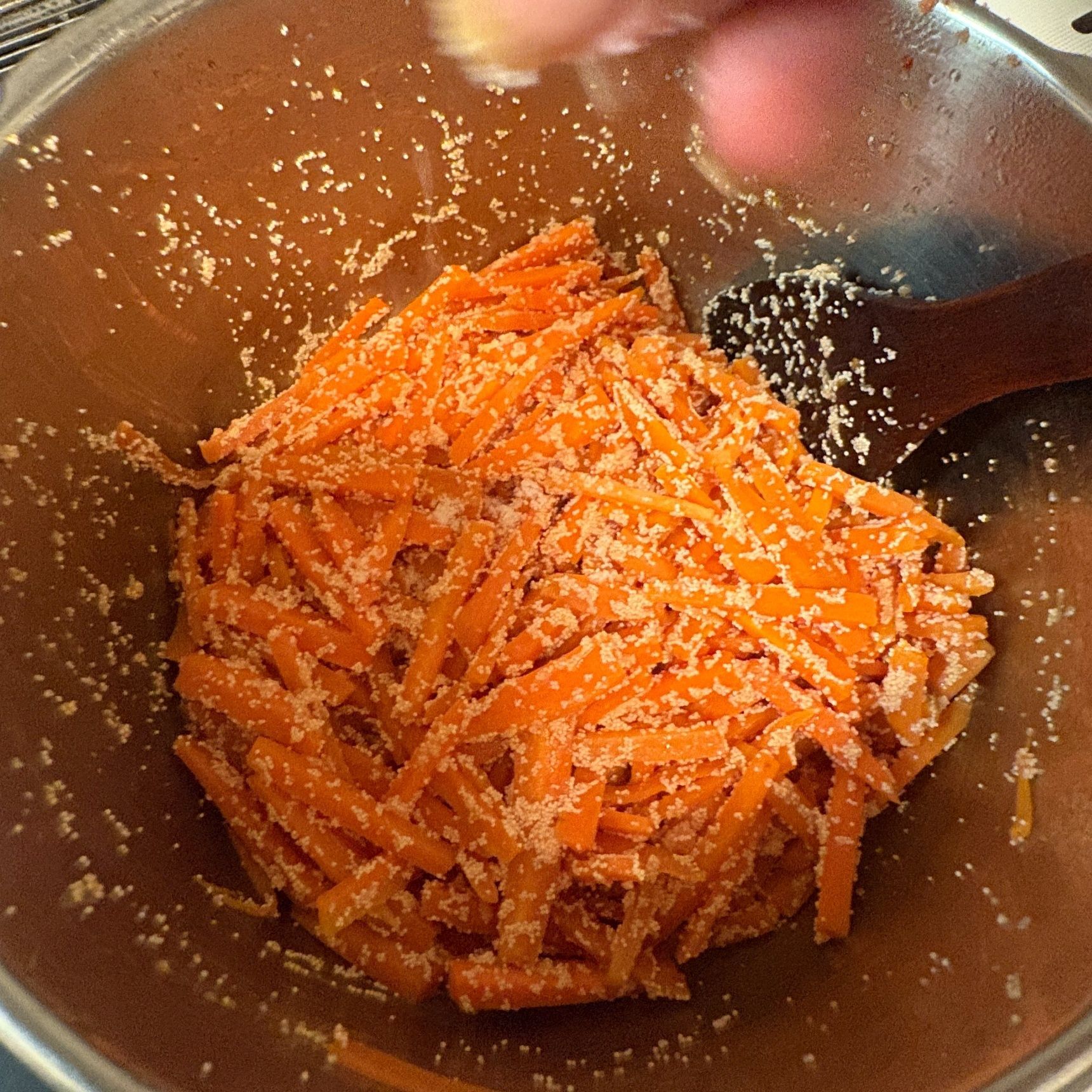 摘まんでみて塩味が足りなかったら塩を少々加えてください。