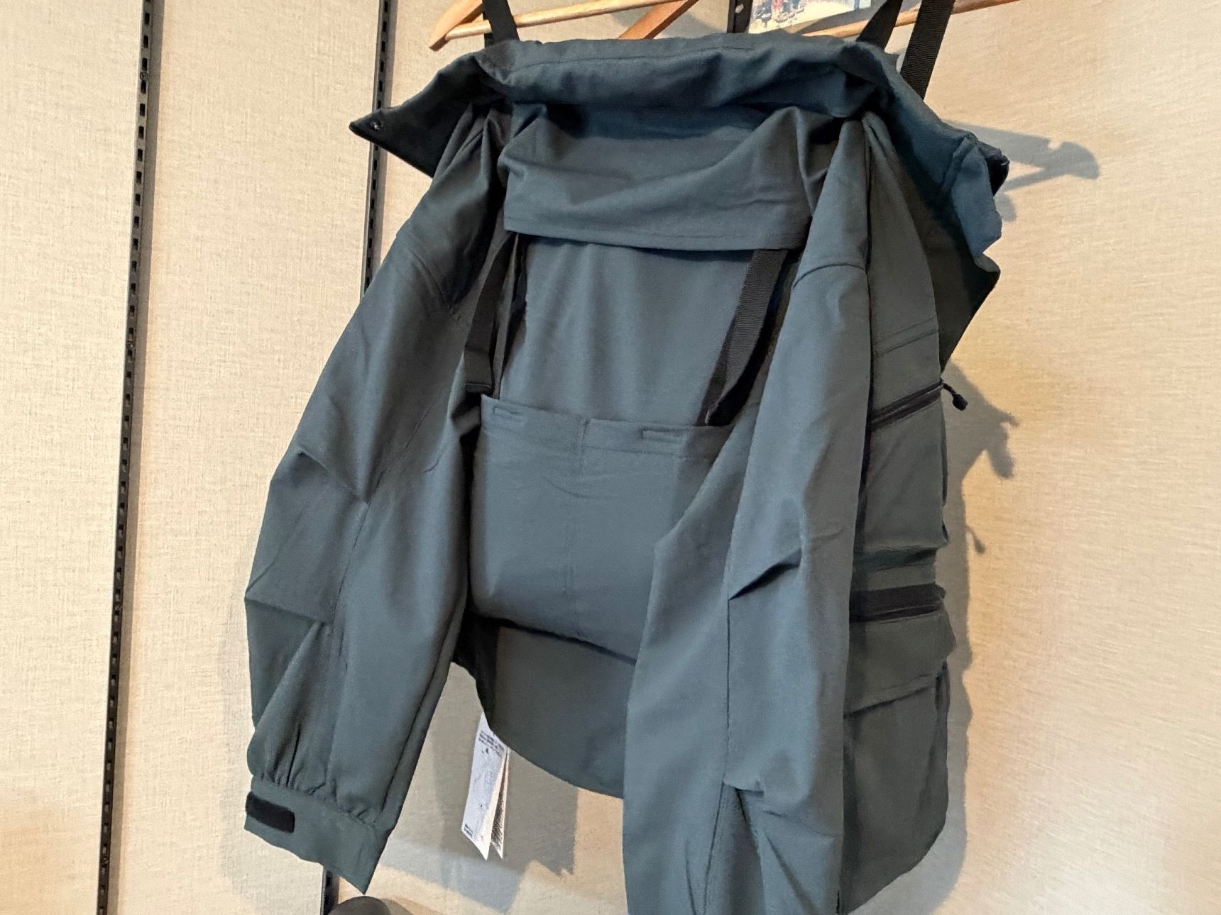 【ワークマン】着るバッグ!? 噂の『バッグレスジャケット』が手ぶら派に天才すぎた