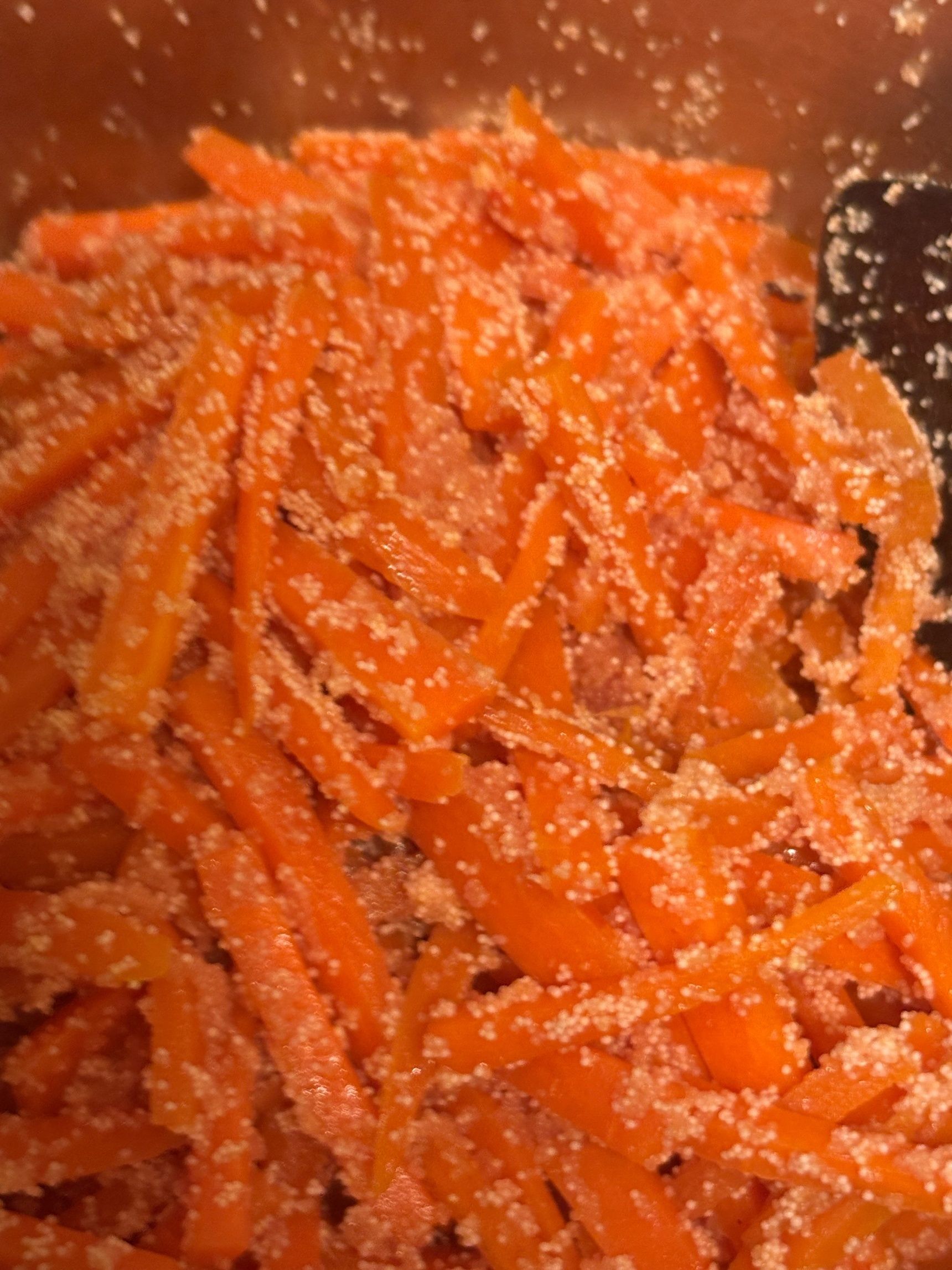 明太子に火が通ると白っぽいピンクになってとても綺麗です。