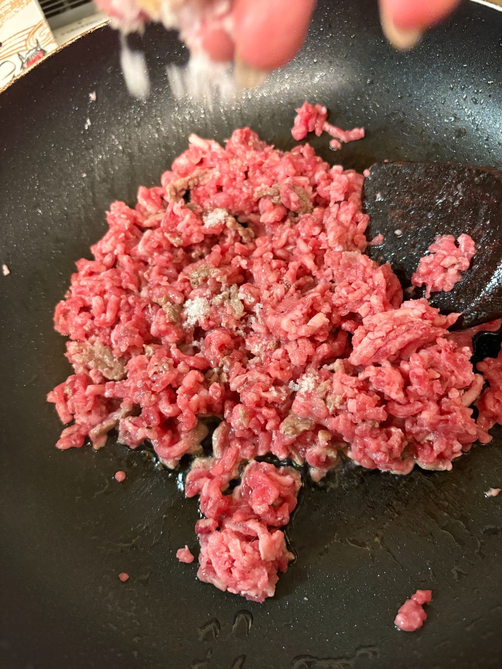 挽肉に塩コショウして炒めます。