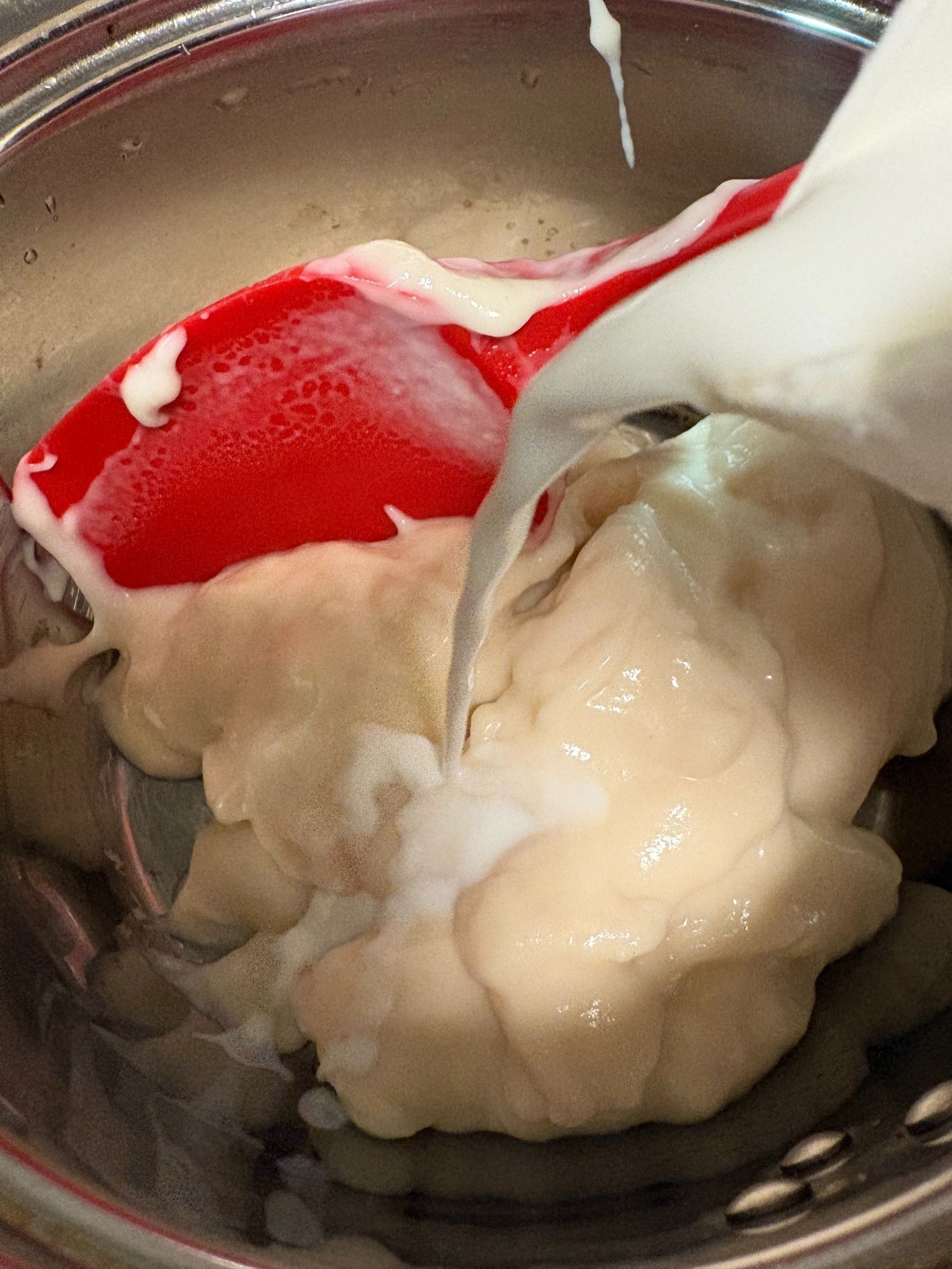 ホワイトソースは鍋に入れて牛乳で滑らかに溶いてください。