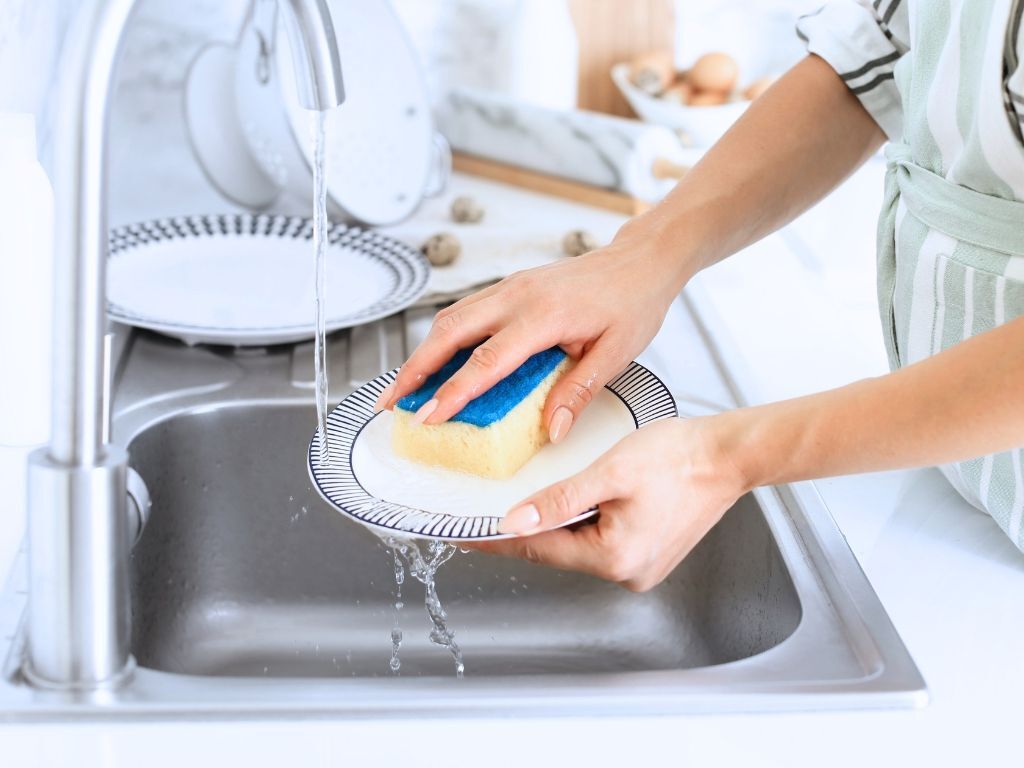 5分で水60Lをムダ遣い！？今すぐやめてほしい「食器洗いのNG」3つ！
