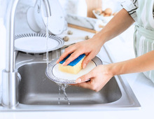 5分で水60Lをムダ遣い！？今すぐやめてほしい「食器洗いのNG」3つ！