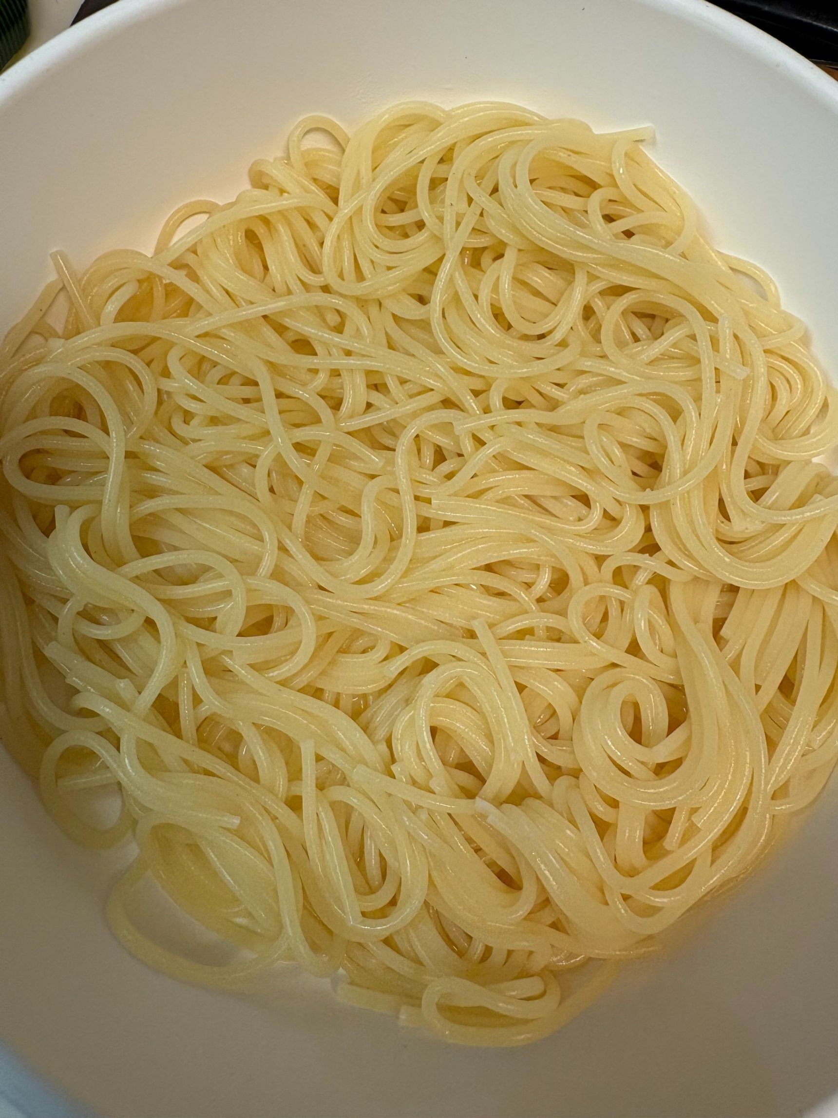 底にオリーブオイルを敷いてから茹でたパスタを少し入れます。