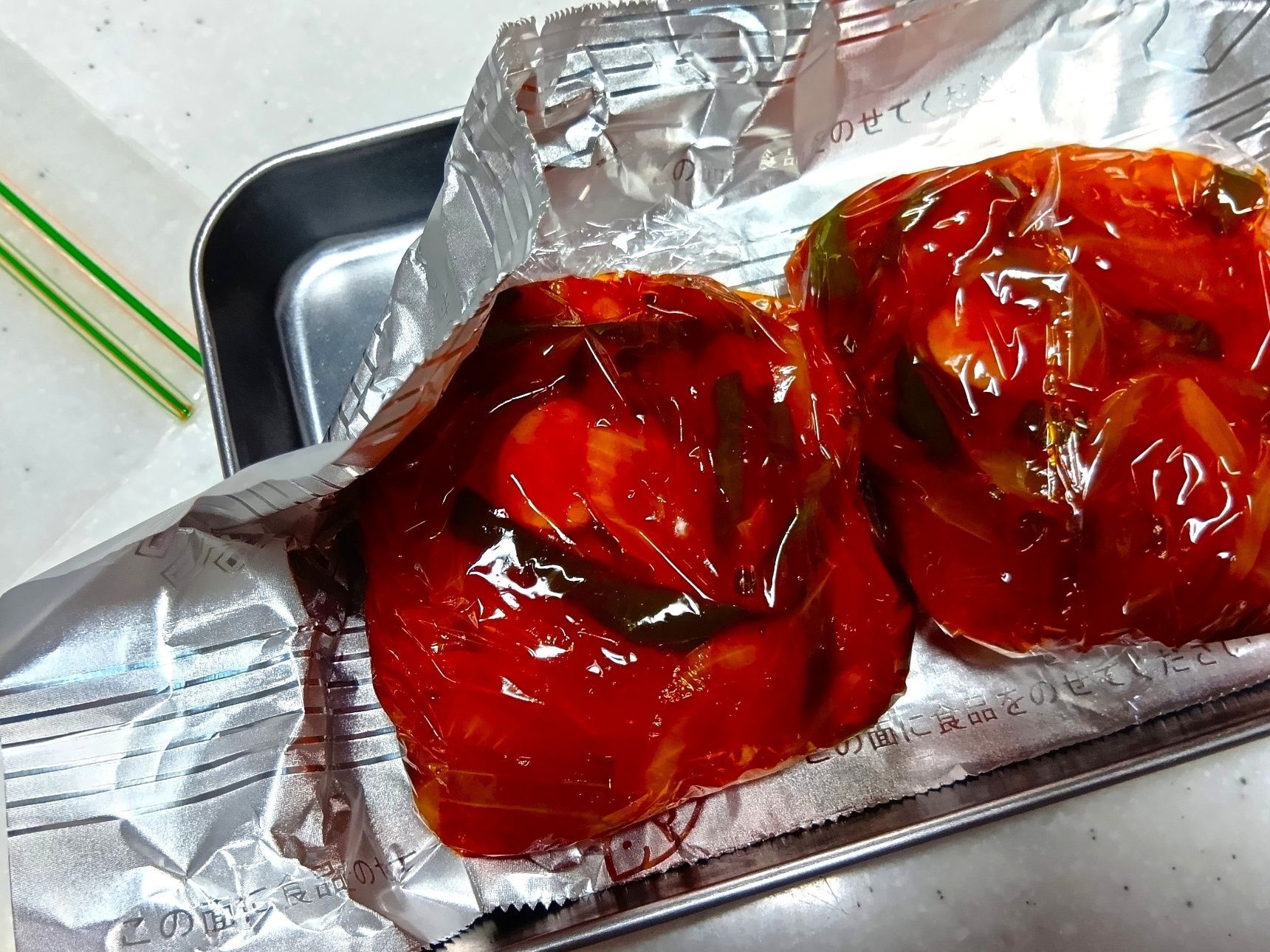 ここで4等分し、ラップで包んで冷凍すれば、冷凍保存袋に入れて作り置きもできます。  今回は、作ったナポリタンソースの半量と、1/2束のパスタを使って一皿にのせています。