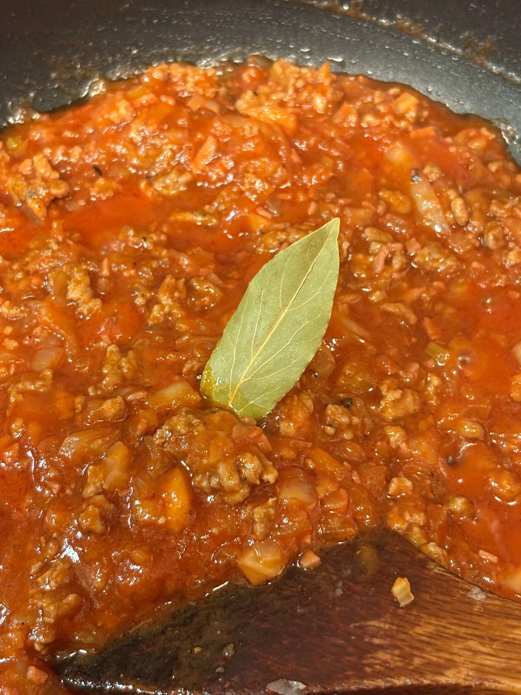 ローリエを入れると本格的なお味になります。