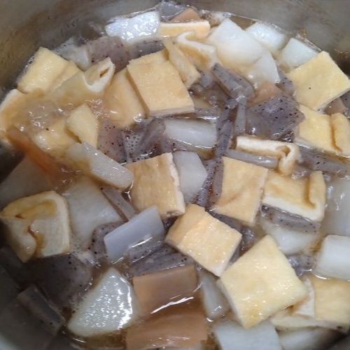 水と調味料を加えて煮る