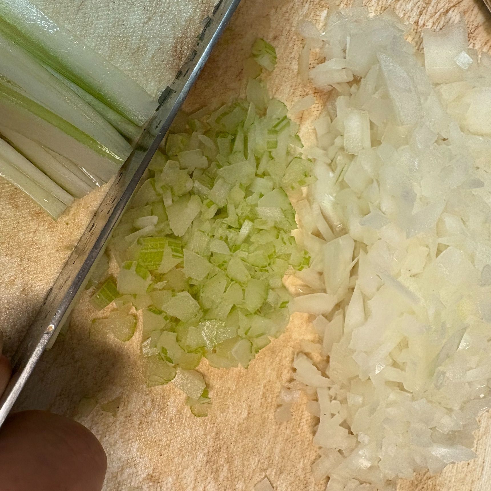 玉ねぎとセロリみじん切りにします。