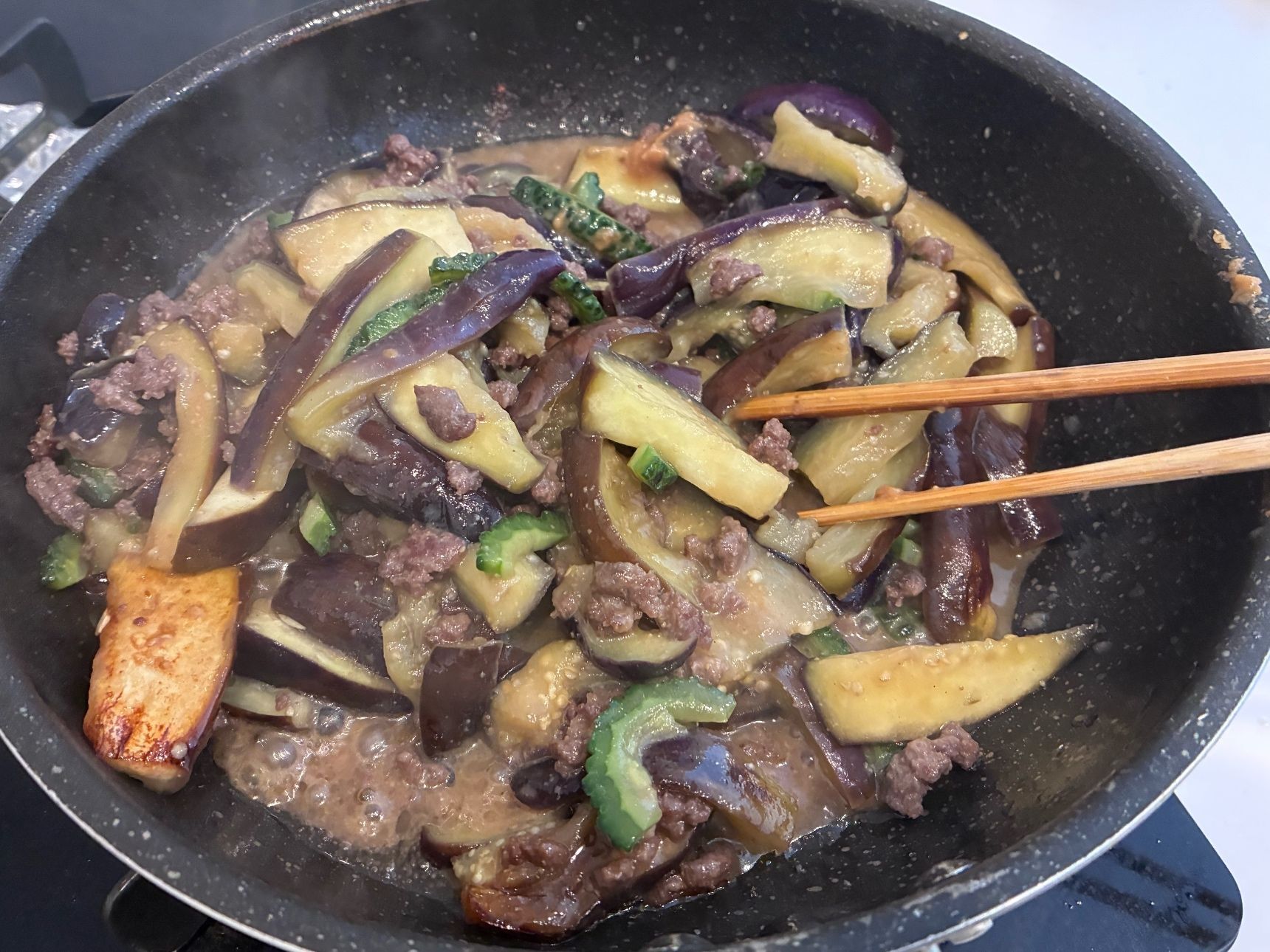 茄子の味噌炒めを作る