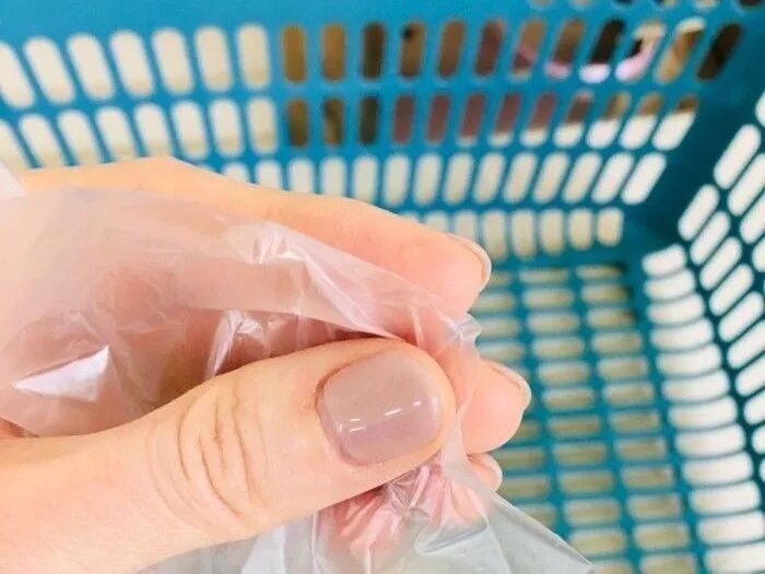 スーパーのポリ袋を"一発"で開ける方法！「なるほど、その手があった♪」