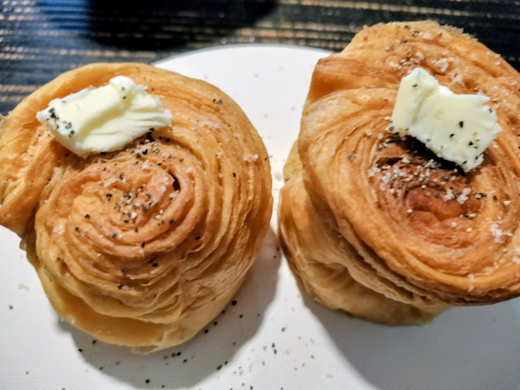 パンの缶詰レシピVol.5 簡単！焼きベーコンに合う、ピリッと香ばしい香りの塩バターパン！