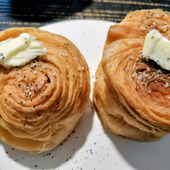パンの缶詰レシピVol.5 簡単！焼きベーコンに合う、ピリッと香ばしい香りの塩バターパン！