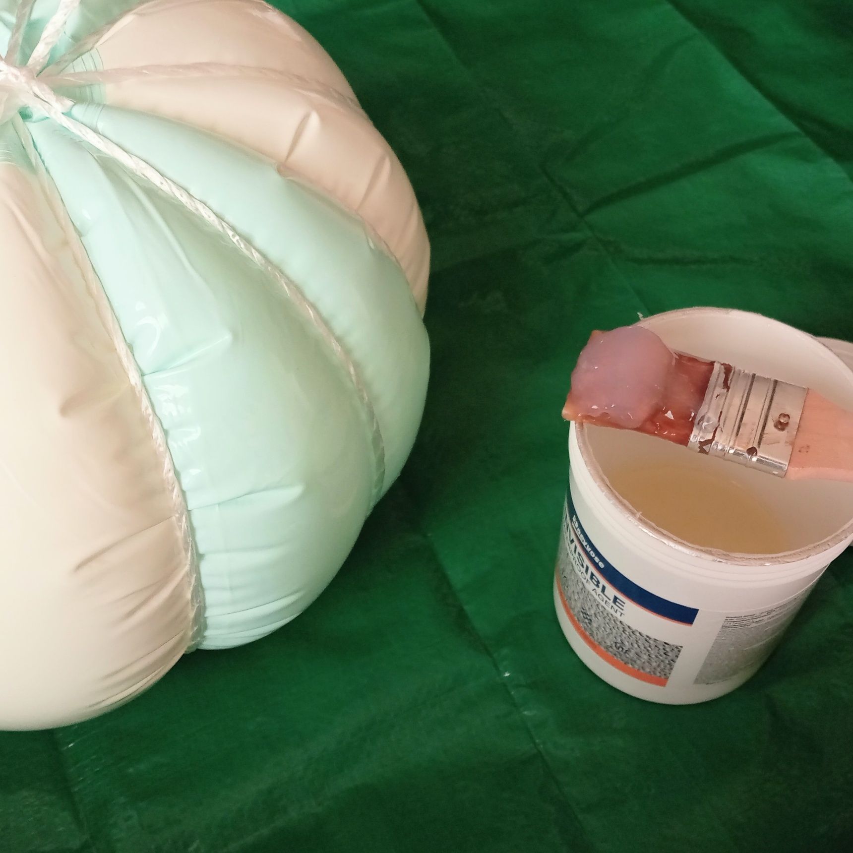 ボールにたっぷり塗料を塗り