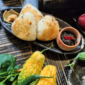 ヤングゴーヤ食べてみた！焼きおにぎりのピリ辛タレをつけて！