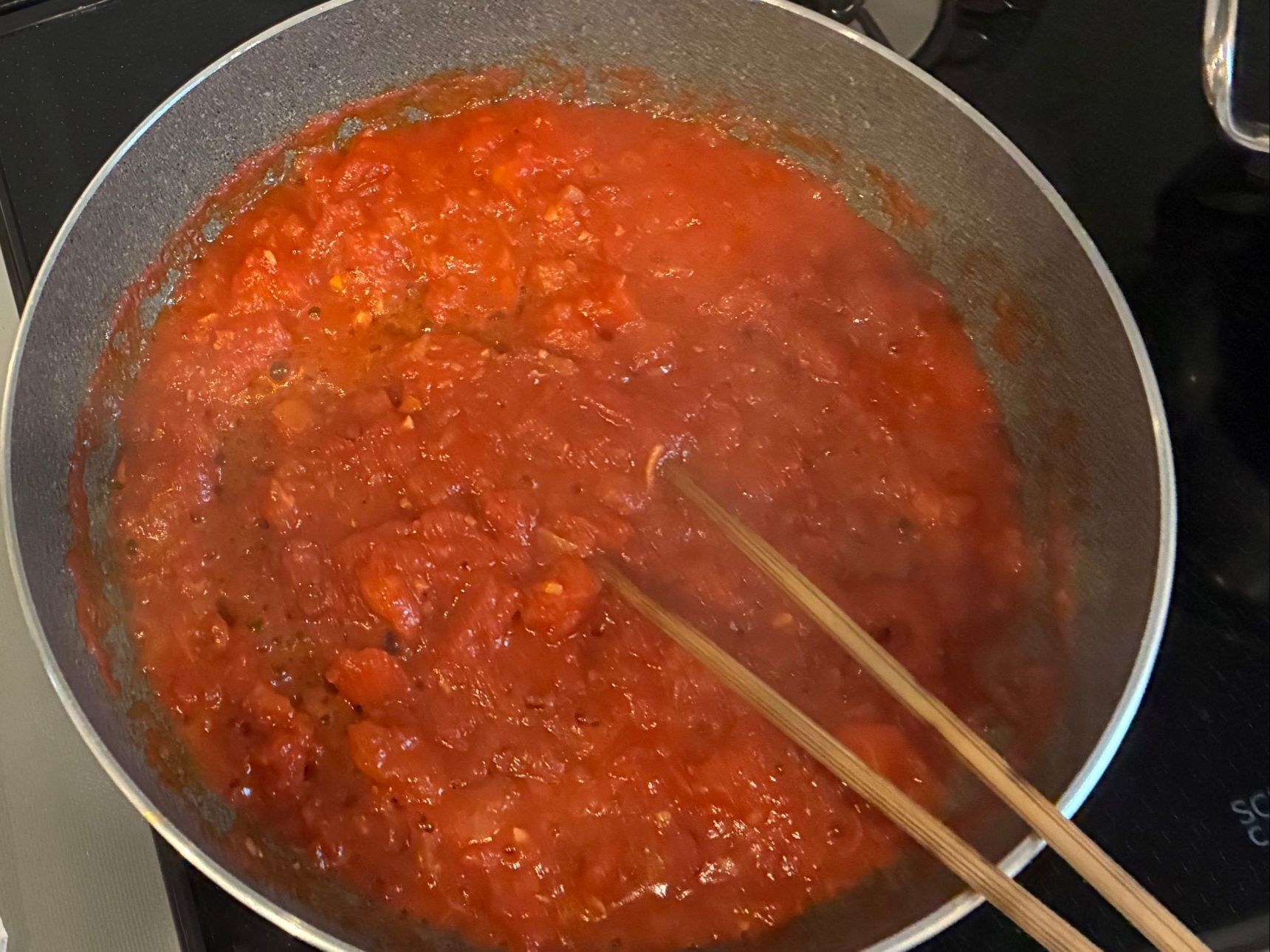 2. 材料を炒める