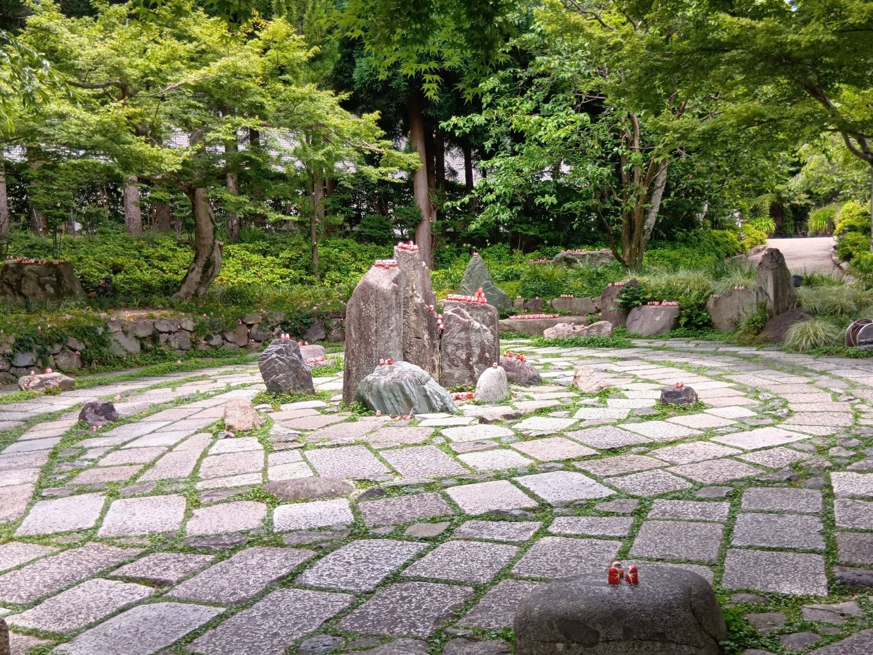 数秘術では、数字にはそれぞれ象徴的な意味があるとされていて、たとえば私の「9」は、完成・包容力・思いやりなどをイメージする数字として紹介されることがあります。